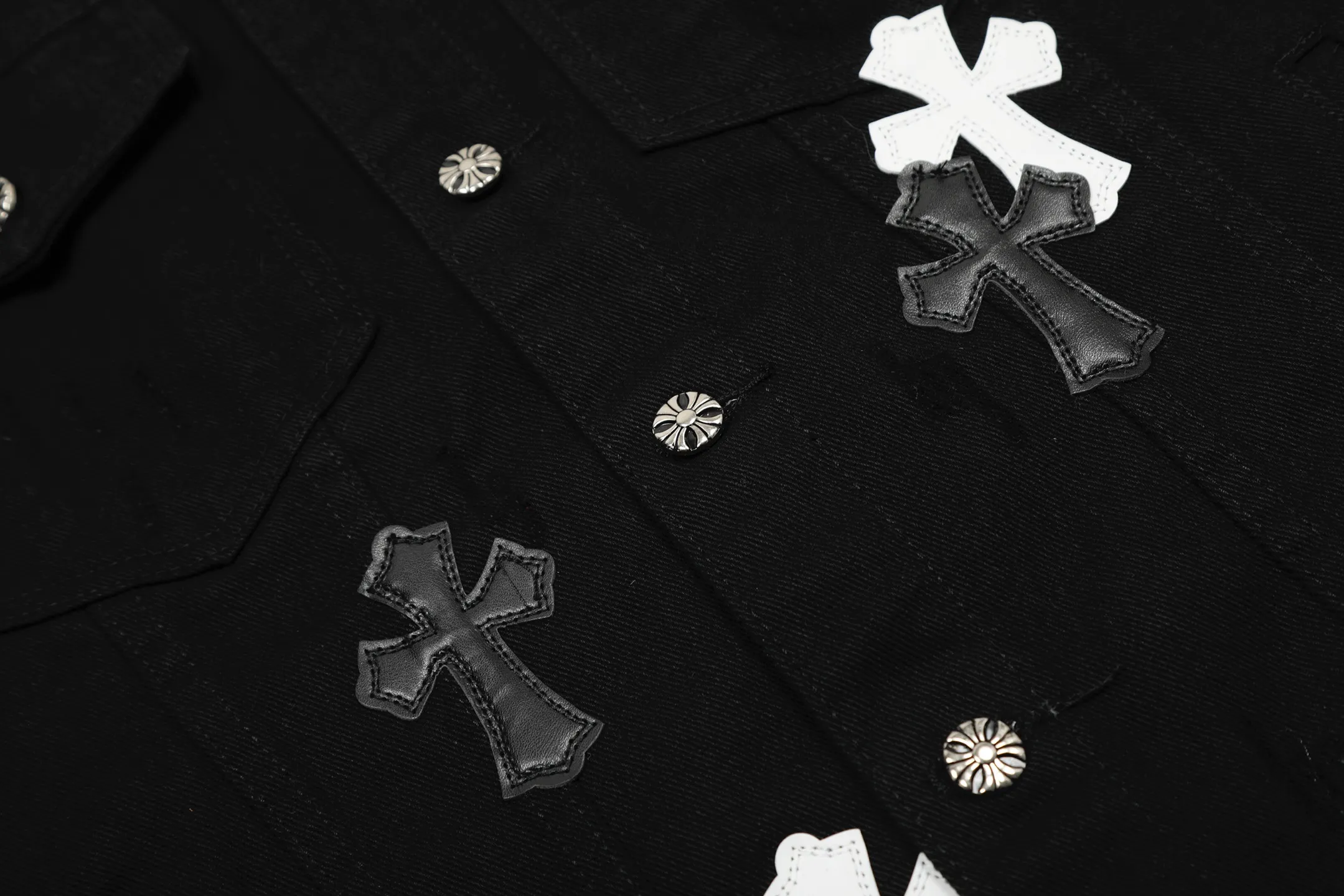 P260 💰 Chrome Hearts Chrome Hearts Cross-Patch Leather Embroidered Shirt Denim Jacket OS version can be worn by both men and women! The fabric is made of twill gauze cotton fabric! The texture is clear and smooth, not easy to wrinkle or fade! The embroidery process is complex and repetitive. There are more than 20 leather labels. It takes 6 repeated embroidery steps to complete the back body. The requirements for the embroidery machine are very strict, and the distance is 45 cm! It won’t work if the spacing is too big, and it won’t work if it’s too small! We make clothes with care, and every detail must be restored one to one! The hardware is all carved and cast, and they are all genuine from the original factory! This piece of clothing consumes a lot of material, with more than 3 meters of material used for one piece of clothing! After the garment is made, it needs to be fixed at high temperature, washed at a water temperature of more than 70 degrees, and softened by adding softener to make the upper body softer and smoother! There is a flap on the sleeve that can be stored into short sleeves! Make it fit that understanding Color: Black White Size: S-M-L-XL
